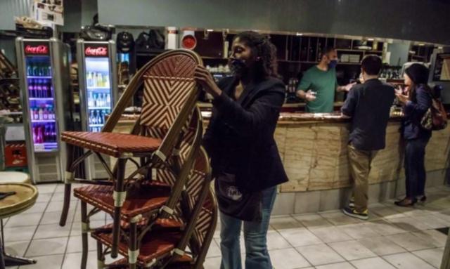 В парижском заведении убирают стулья