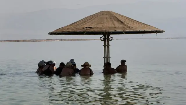 Туристы на Мертвом море