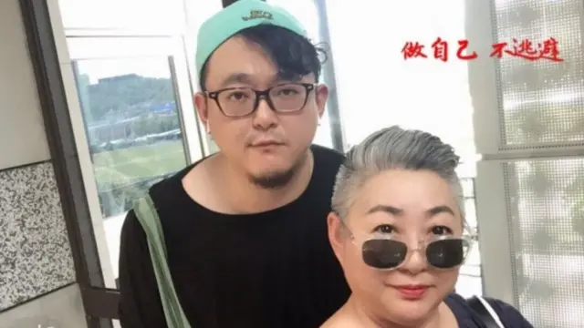 Pu Chunmei y su hijo.