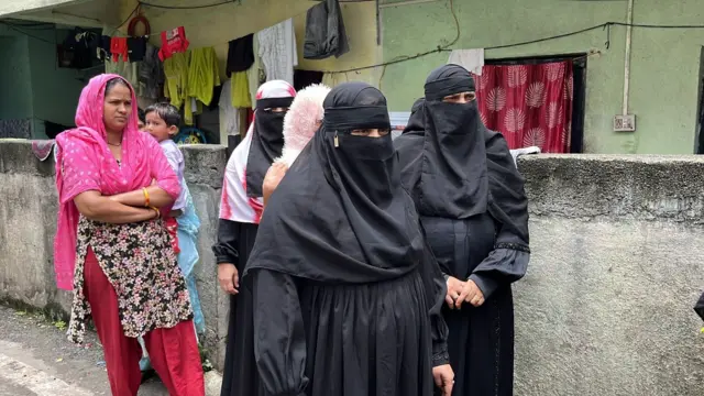 मध्यरात्री जमावाची घोषणाबाजी अन् कागदपत्रांची मागणी