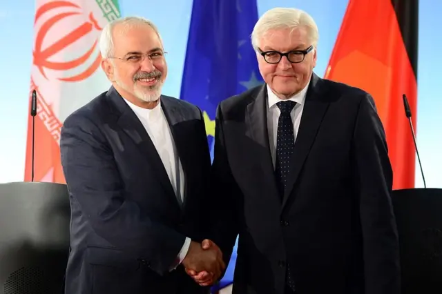 وزير الخارجية الألماني فرانك فالتر شتاينماير أثناء لقائه بنظيره الإيراني محمد جواد ظريف في 15 يناير/كانون الثاني 2015 في برلين، ألمانيا