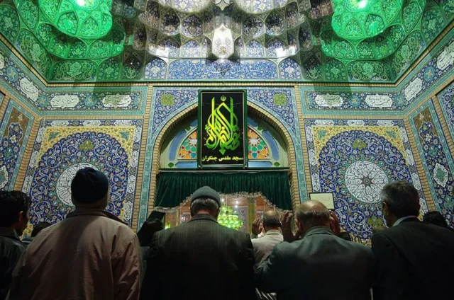 تعدادی در حال نماز خواندن در مسجد جمکران