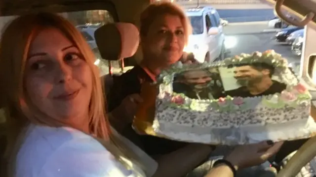 Женщины с тортом