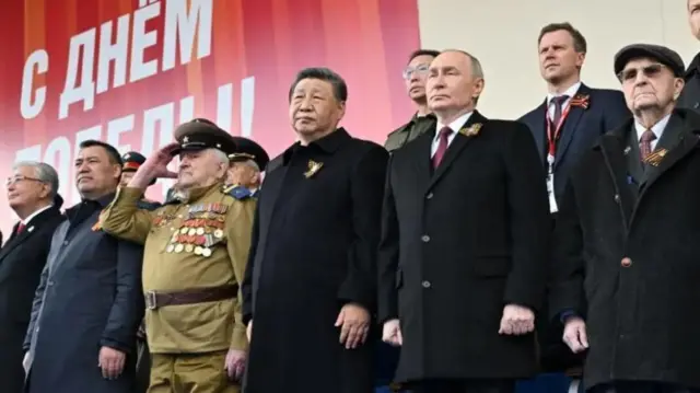 رئیسجمهور چین در کنار ولادیمیر پوتین در مراسم رژه روز پیروزی اتحاد جماهیر شوروی در جنگجهانی دوم