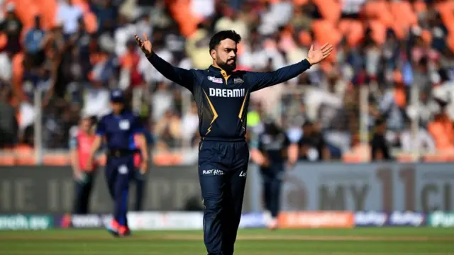 راشد خان په ای‌پي‌ایل کې د ګجرات ټایتنز لوبډلې غړی دی