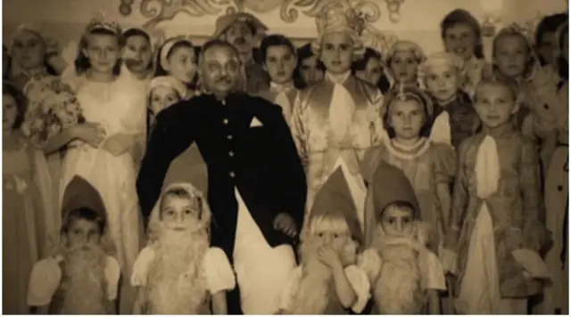 પૉલિશ બાળકોના એક કાર્યક્રમમાં તત્કાલીન મહારાજા દિગ્વિજયસિંહ જાડેજાની તસવીર 