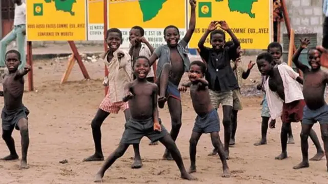 این مبارزه اولین مسابقه قهرمانی سنگین‌وزن جهان بود که در آفریقا برگزار می‌شد. بیشتر مردم زئیر خواهان پیروزی محمد علی بودند