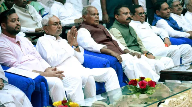 हाल के समय में नीतीश ने न केवल कई बार गठबंधन बदला है बल्कि उनकी पार्टी से भी कई नेताओं की विदाई हुई है.