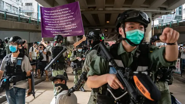 Полиция задерживает мужчину в Гонконге