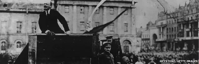 Trong hình nguyên gốc, Lenin có Trotsky đứng cùng
