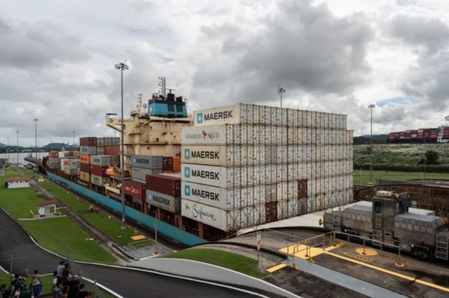 Des containers entreposés