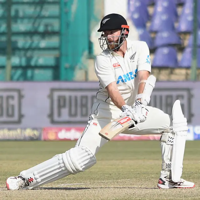 کین ولیمسن نے 395 گیندوں پر 200 رنز سکور کیے اور آؤٹ نہیں ہوئے