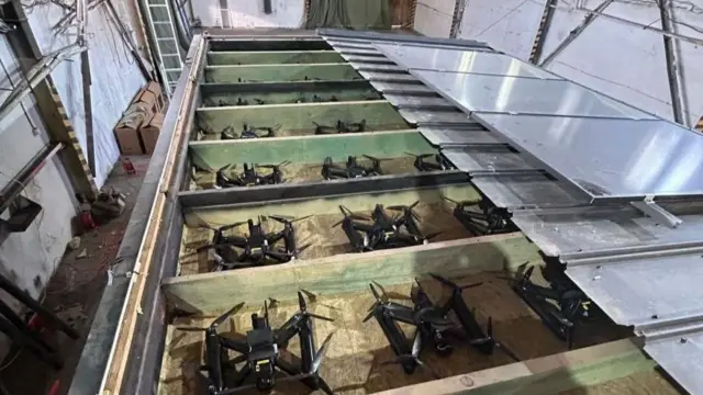 Атайын жасалган чакан үйдүн чатырына катылган дрондор