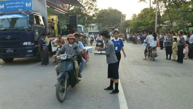 ပညာပေးလက်ကမ်းစာစောင် ဝေနေတဲ့ ရဲတပ်ဖွဲ့