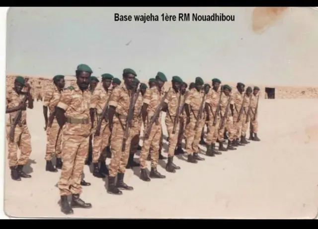 Des soldats mauritaniens en rang dans une caserne à Nouadhibou.