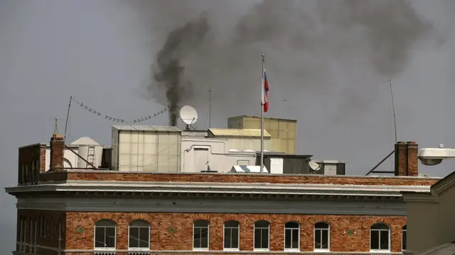 சான் ஃபிரான்சிஸ்கோ துணைத் தூதரகத்தில் இருந்து வெளியான கரும்புகை.