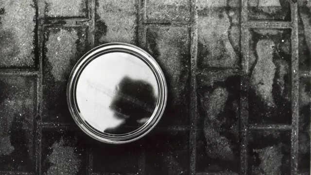 Una tapa de lata sobre baldosas