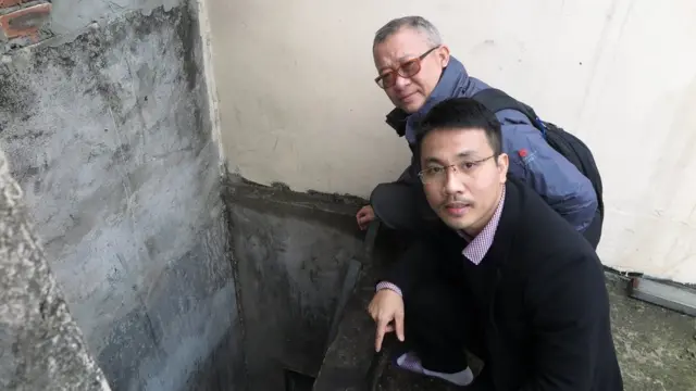 Luật sư Ngô Anh Tuấn (trước) và luật sư Đặng Đình Mạnh thu thập bằng chứng tại giếng trời, được cho là nơi ba công an rơi xuống, tại nhà ông Lê Đình Kình, Đồng Tâm, Hà Nội