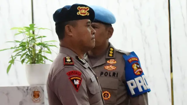 Komandan Batalyon Resimen IV Korps Brimob Polri Kompol Cosmas Kaju Gae berjalan menuju ruang sidang etik di Gedung TNCC Mabes Polri, Jakarta, Rabu (3/9/2025).