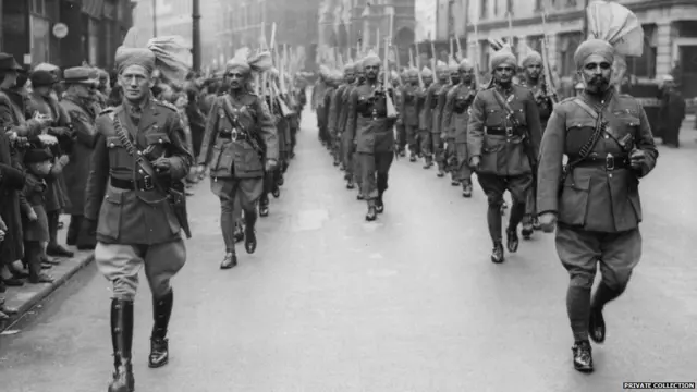 1941 ਵਿੱਚ ਬਰਮਿੰਘਮ ਵਿੱਚ ਭਾਰਤੀ ਸੈਨਿਕ ਮਾਰਚ ਕਰਦੇ ਹੋਏ