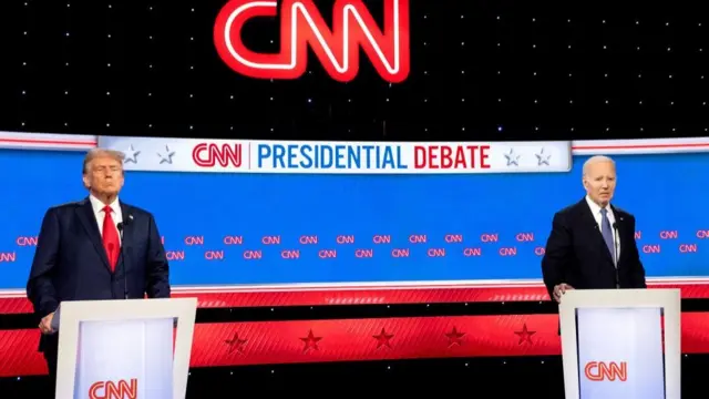 这场辩论开始后，特朗普和拜登上台时没有握手。拜登首先入场，特朗普站上讲台后甚至没有拜登的方向看一眼。这次辩论双方没有客套。