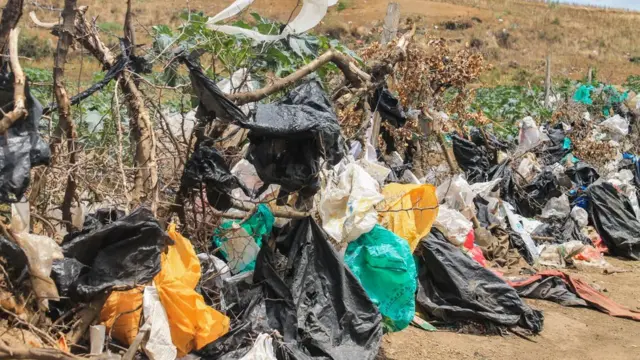 Utumwanya twa plastiki tunyanyagiye i Nakuru muri Kenya