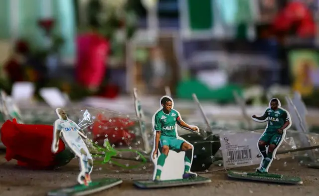 Homenajes a los miembros del equipo brasileño de fútbol Chapecoense que murieron en el accidente de avión del lunes en Colombia.