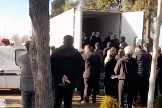 در این تصویر که از یک ویدیو گرفته شده، کانتینری دیده می‌شود که در پشتی آن باز است و مردم مقابلش جمع شده‌اند. در داخل کانتینر نیز چند نفر دیده می‌شوند. حداقل یکی از کسانی که در تصویر دیده‌ می‌شود ماسک بر صورت دارد. سایت ایران‌وایر که ویدیو را منتشر کرده در توضیح آن نوشته است که ویدیو منتسب به تاریخ ۲۲دی‌۱۴۰۴ از باغ رضوان رشت منتشر شده است. در این توضیح گفته شده که این ویدیو انتقال پیکر کشته‌شدگان اعتراضات با کانتینر را نشان می‌دهد. به گفته برخی شهروندان، هویت شماری از اجساد همچنان نامعلوم است و فضای امنیتی شدیدی بر شهر حاکم شده است.