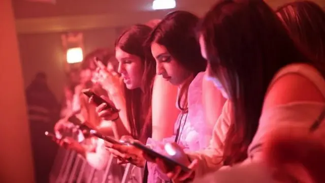 Devojke sa telefonom