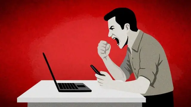 Rejdž bejt, muškarac ljutito udara rukom o sto dok gleda kompjuter