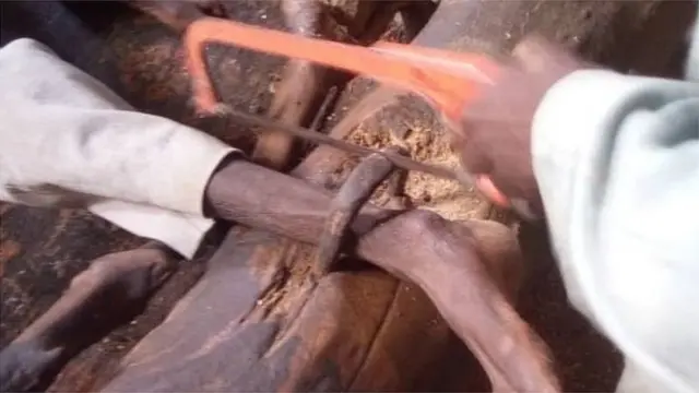 Baba kan ti wọn so mọlẹ