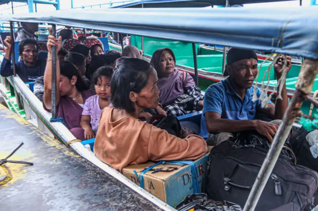 Selain menggunakan pesawat dan mobil, pemudik juga menumpangi kapal kayu menuju ke kampung halaman menjelang liburan Idul Fitri di Pelabuhan 16 Ilir di Palembang, Selasa (18/04).
