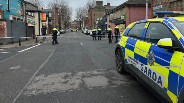 Policiais da Guarda isolam a área onde o crime ocorreu em Dublin. 