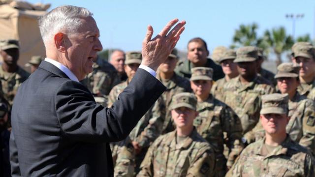 وزير الدفاع الأمريكي يتفقد قواته في معسكر حربي في تكساس