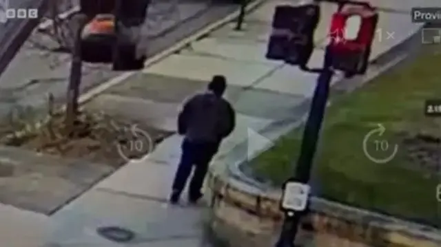 په ویډیو کې مشکوک بریدګر داسې حال کې لیدل کېږي، چې پلی روان دی.