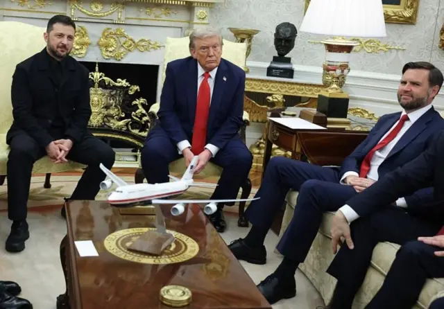 Zelenskiy, Trump ve Vance bir sehpa etrafında oturuyor. Oval Ofis. 