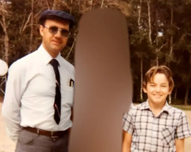 Robert Corfield (izquierda) y Michael, un niño de la iglesia