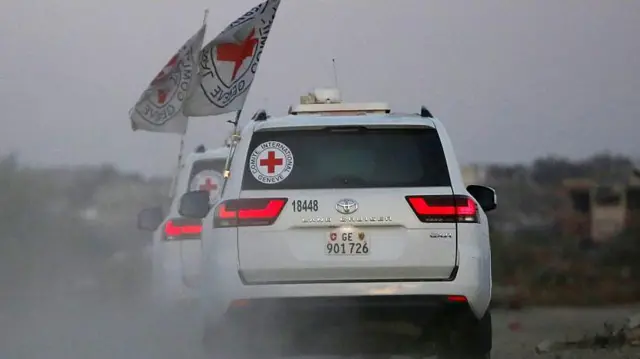 سيارة تابعة للصليب الأحمر بعد إعلان كتائب القسام، الجناح العسكري لحركة حماس، إطلاق سراح عيدان ألكسندر، الجندي الأمريكي الإسرائيلي، في خان يونس، في 12 مايو/أيار 2025