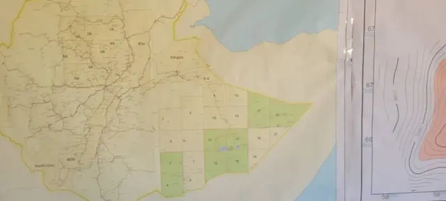 Katta shirali eshakka ega bolgan sargish doggy uslubini sikadi.