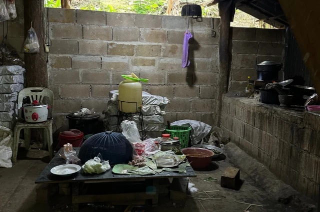 ภาพภายในบ้านผู้หนีภัยชาวเมียนมาในค่ายพักพิงแห่งหนึ่ง เมื่อปี 2566