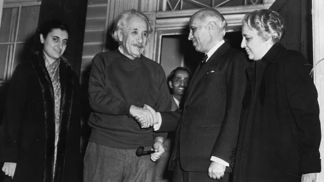 आईनस्टाईन आणि नेहरु 1949 मध्ये अमेरिकेत भेटले.