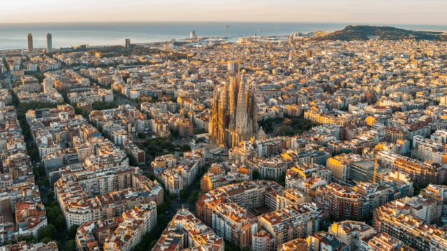Vista aérea de Barcelona con el mar al fondo y la Sagrada Familia en el centro de la foto