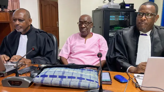 Rutunga ari kumwe n'abamwunganira mu rukiko