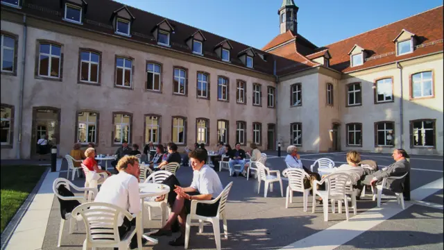 El patio de la ENA, Francia