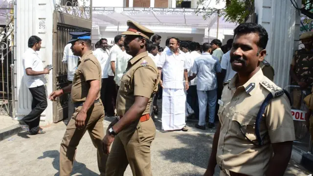 காவல் துறையினர் ராயப்பேட்டையில் உள்ள அதிமுக அலுவலகம் முன் குவிக்கப்பட்டனர்