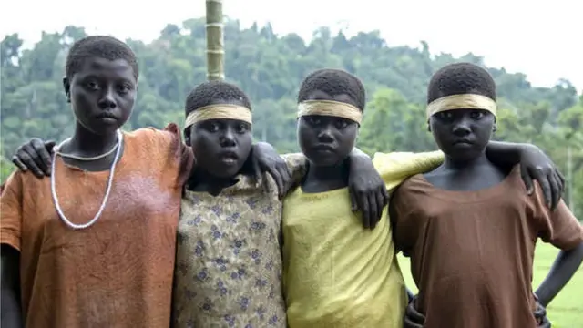 মাছ ধরে আর শিকার করেই লক্ষ লক্ষ বছর ধরে ওই দ্বীপপুঞ্জে বাস করছে জারোয়ারা