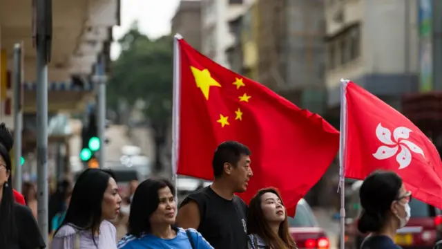 2024年6月29日，中国香港九龙城附近的街道上飘扬着中国国旗和香港区旗，当局为香港主权移交中国27周年做准备。