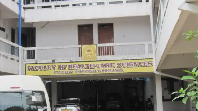 පන්ති තහනමට ලක්වූ සිසුන් අද (නොවැ.27) මධ්යහ්න දොළහට පෙර නේවාසිකාගාරයෙන් ඉවත් විය යුතු බවට විශ්වවිද්යාල නිලධාරීහු දැනුම් දුන්හ.