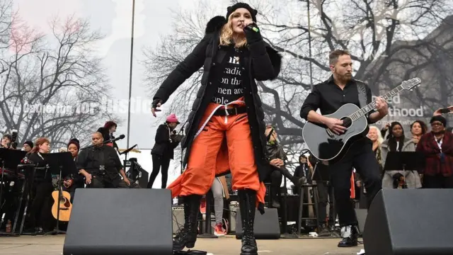 ماډونا واشنګټن کې د ښځو لاریون کې څرګندونې کړې