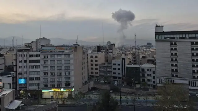 Qiiq ayaa baxaya dhisma la weeraray Tehran 1-dii April.